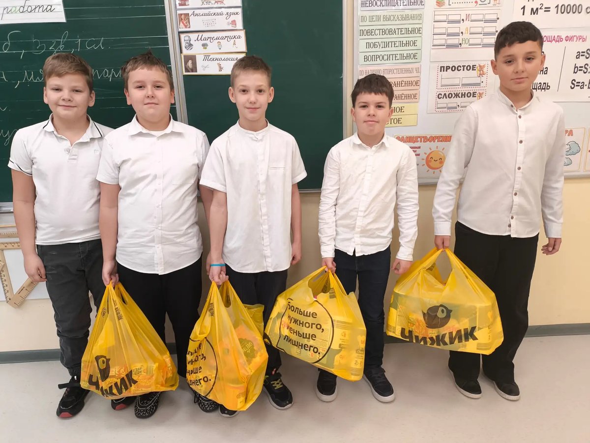 В гимназии "Юнона" проходил сбор гуманитарной помощи для бойцов спецоперации.